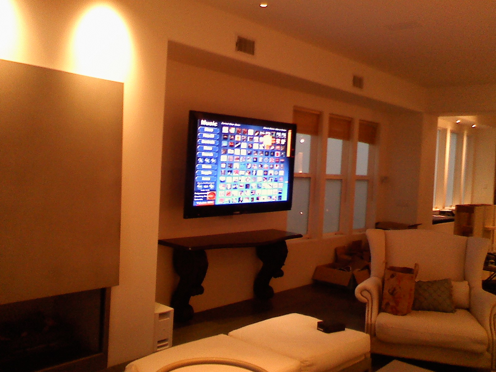 Телевизор в квартире фото. Комната с телевизором. Телевизор в квартире. Комната с теликом. Комната с плазмой.